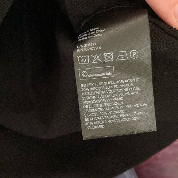 H&M Black and White V-Neck Sweater Sporty Knit - Picture 6 of 11